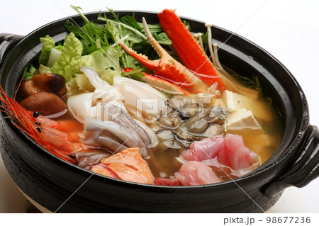 豪華な魚介類の海鮮鍋 98677236