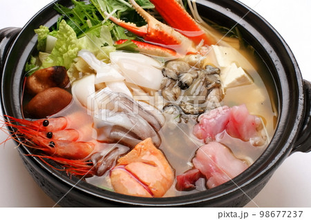 豪華な魚介類の海鮮鍋の写真素材 [98677237] - PIXTA