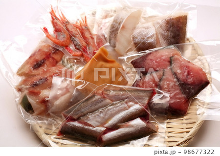海鮮鍋用の魚介類の真空パック冷凍のセット 98677322