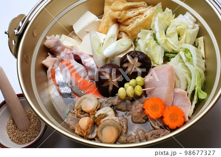 新鮮な魚介の美味しい海鮮鍋 新鮮な魚介の美味しい海鮮鍋 98677327