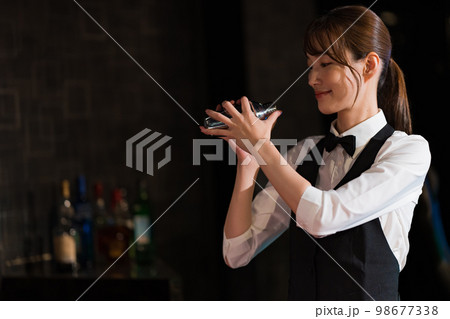 シェイカーを振る女性バーテンダー シェイカーを振る女性バーテンダー 98677338