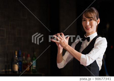 シェイカーを振る女性バーテンダー シェイカーを振る女性バーテンダー 98677341