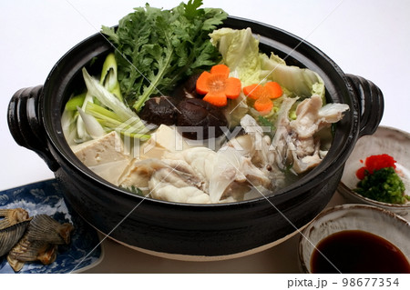 冬の季節に美味しいふぐ鍋 98677354