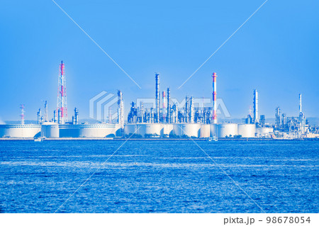 石油備蓄タンク が立ち並ぶ 東京湾 の 沿岸 【 エネルギー の イメージ 】 石油備蓄タンク が立ち並ぶ 東京湾 の 沿岸 【 エネルギー の イメージ 】 98678054