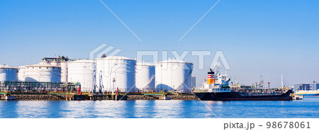 石油備蓄タンク が立ち並ぶ 東京湾 の 沿岸 【 エネルギー の イメージ 】 98678061