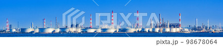 石油備蓄タンク が立ち並ぶ 東京湾 の 沿岸 【 エネルギー の イメージ 】 98678064