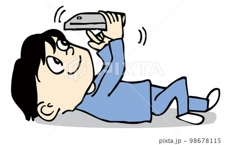 仰向けに寝転がって携帯電話をいじる人 98678115