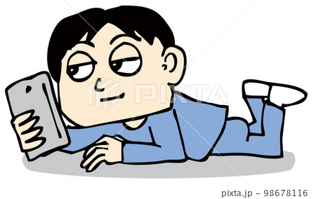 腹ばいになって携帯電話をいじる人 腹ばいになって携帯電話をいじる人 98678116