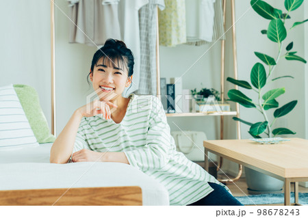 リビングでくつろぐ若い女性 98678243