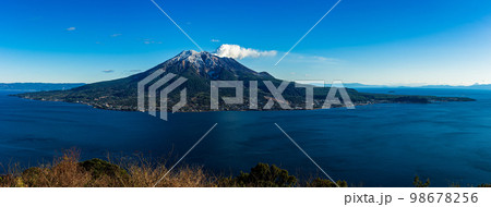 冠雪の桜島 吉野公園より 98678256