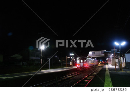 津山線 福渡駅 夜明け前の気動車キハ120 98678386