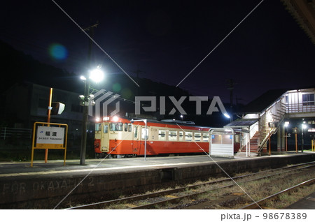津山線 福渡駅 早朝の駅と国鉄色気動車 98678389