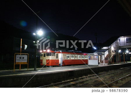 津山線 福渡駅 早朝の駅と国鉄色気動車 津山線 福渡駅 早朝の駅と国鉄色気動車 98678390