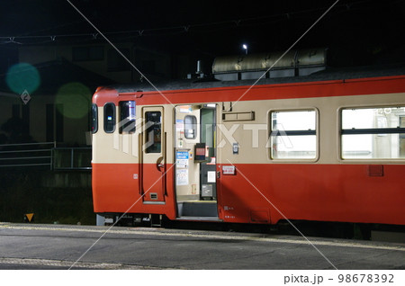 津山線 福渡駅 早朝のホームと国鉄色気動車 98678392