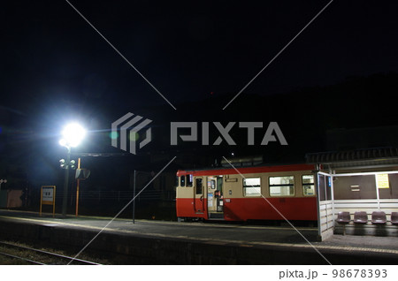 津山線 福渡駅 早朝のホームと国鉄色気動車 98678393