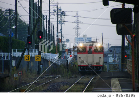 津山線 福渡駅 到着する急行色気動車 津山線 福渡駅 到着する急行色気動車 98678398