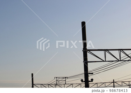 夕暮れの鉄道施設の電線 夕暮れの鉄道施設の電線 98678413