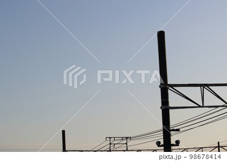 夕暮れの鉄道施設の電線 夕暮れの鉄道施設の電線 98678414