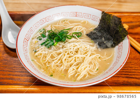 とんこつ味のインスタントラーメン 98678565