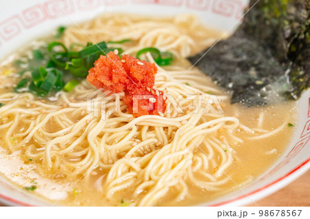 めんたいこをトッピングした豚骨ラーメン めんたいこをトッピングした豚骨ラーメン 98678567
