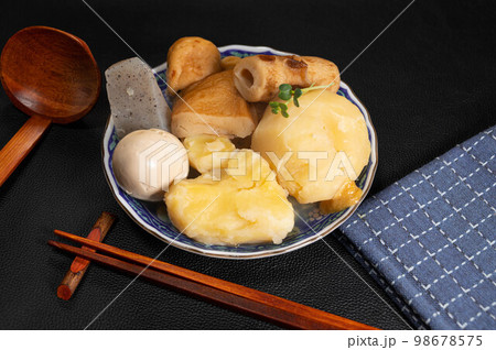 黒い背景のおでん 98678575