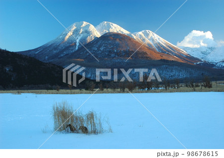 冬の三俣山と雪原(タデ原湿原・くじゅう連山・大分県九重町) 冬の三俣山と雪原(タデ原湿原・くじゅう連山・大分県九重町) 98678615