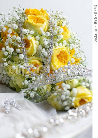 黄色いブーケと結婚式のジュエリー 98678741