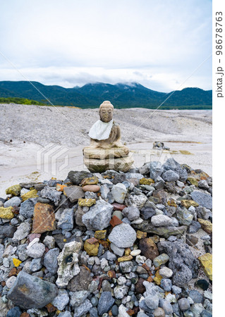 霊場恐山　恐山菩提寺　宇曽利湖　無縁佛（青森県むつ市） 98678763