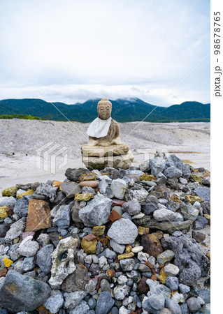 霊場恐山　恐山菩提寺　宇曽利湖　無縁佛（青森県むつ市） 98678765
