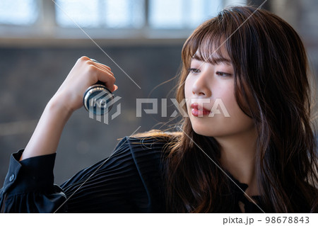 隙間時間に筋トレする若い女性 98678843