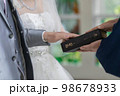結婚式で誓いの言葉を言うシーン 98678933