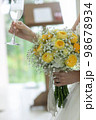 結婚式後の乾杯 98678934