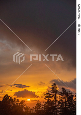 晴天の下で西穂高岳の稜線から見る初冬の北アルプス 日の出に染まる北アルプスの山々 晴天の下で西穂高岳の稜線から見る初冬の北アルプス 日の出に染まる北アルプスの山々 98678989