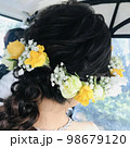 ラプンツェルの髪型で花冠をした新婦の後ろ姿 98679120