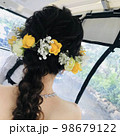 ラプンツェルの髪型で花冠をした新婦の後ろ姿 98679122