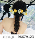ラプンツェルの髪型で花冠をした新婦の後ろ姿 98679123
