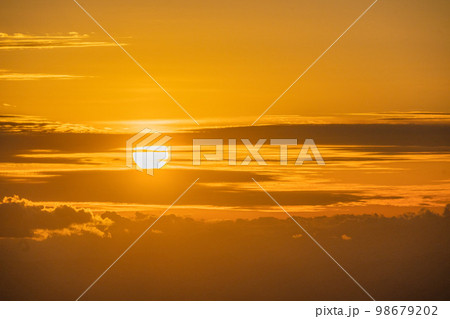 晴天の下で西穂高岳の稜線から見る初冬の北アルプス　日の出に染まる北アルプスの山々 98679202