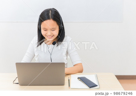 パソコンでゲーム・動画を見る小学生・中学生の子供(女の子) パソコンでゲーム・動画を見る小学生・中学生の子供(女の子) 98679246
