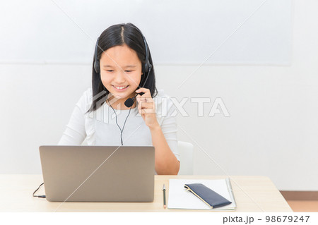オンライン授業を受ける小学生・中学生の子供（女の子） 98679247