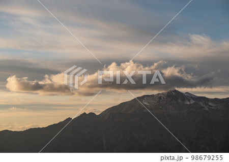 日本アルプスの稜線から見る初冬の北アルプス　山の頂上に雪が降り積もる　雪化粧する北アルプスの山々 98679255