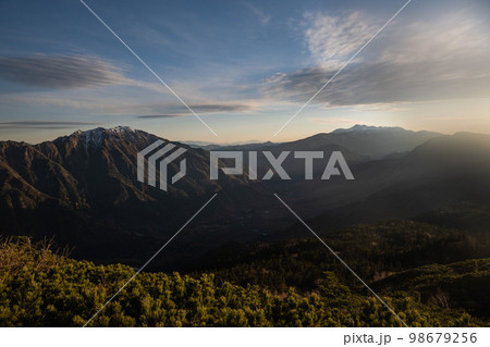 日本アルプスの稜線から見る初冬の北アルプス　山の頂上に雪が降り積もる　雪化粧する北アルプスの山々 98679256