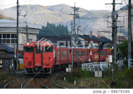 津山線 福渡駅 到着する4両気動車 98679286