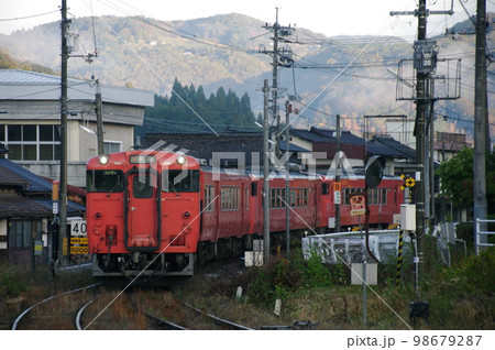 津山線 福渡駅 到着する4両気動車 98679287