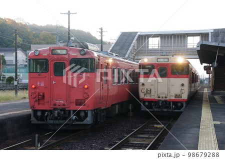 津山線 福渡駅 交換する気動車 98679288