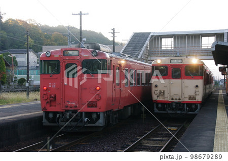 津山線 福渡駅 交換する気動車 98679289