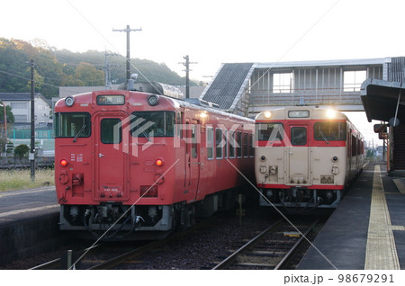 津山線 福渡駅 交換する気動車 98679291