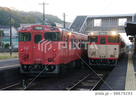 津山線 福渡駅 交換する気動車 98679293