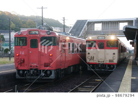 津山線 福渡駅 交換する気動車 98679294