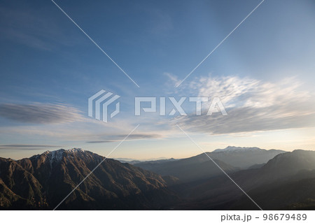 日本アルプスの稜線から見る初冬の北アルプス 山の頂上に雪が降り積もる 雪化粧する北アルプスの山々 日本アルプスの稜線から見る初冬の北アルプス 山の頂上に雪が降り積もる 雪化粧する北アルプスの山々 98679489