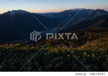 日本アルプスの稜線から見る初冬の北アルプス　山の頂上に雪が降り積もる　雪化粧する北アルプスの山々 98679497
